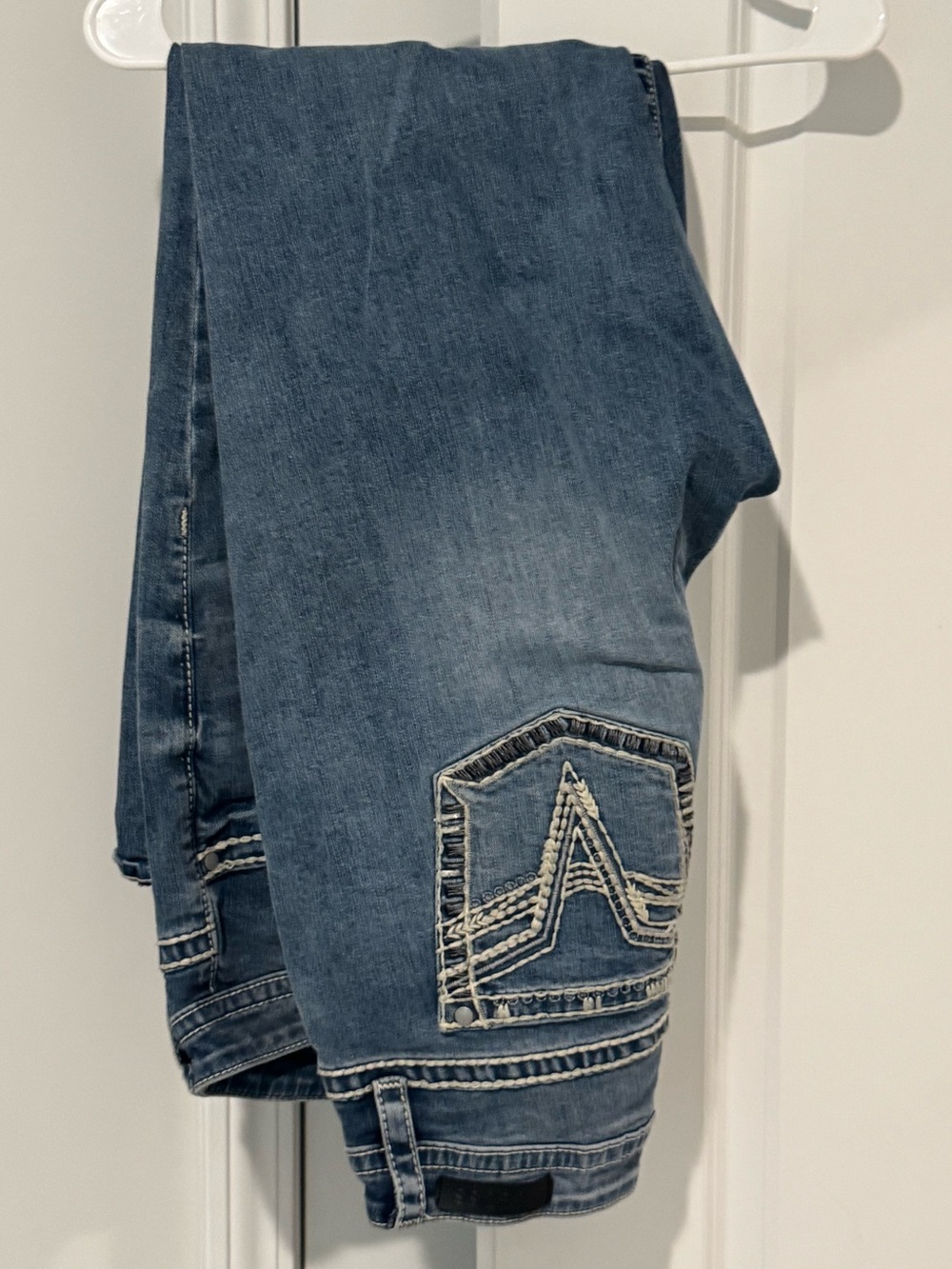 Vigoss Medium Blue Straight-Leg Jeans with Embroidered Pocket